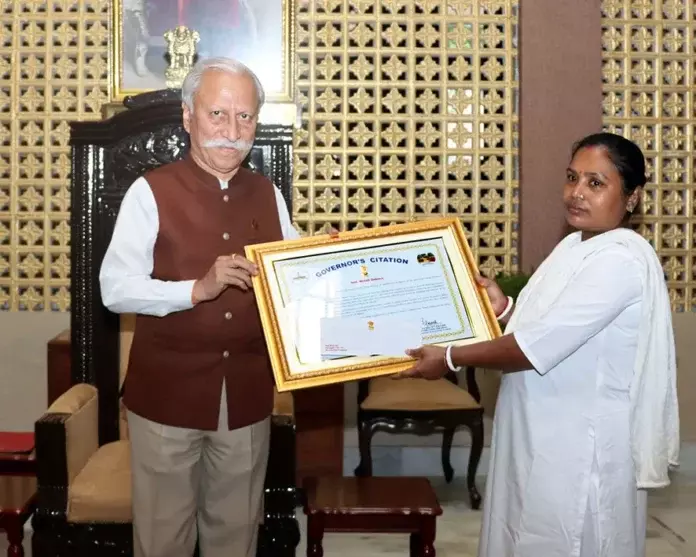 Governor ने लोक भवन के कर्मचारी को प्रशस्ति पत्र और नकद पुरस्कार प्रदान किया
