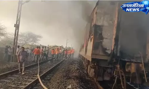 मध्य प्रदेश में राजधानी एक्सप्रेस के B-1 कोच में आग, बड़ा हादसा टला, सभी यात्री सुरक्षित मध्य प्रदेश में राजधानी एक्सप्रेस के B-1 कोच में आग, बड़ा हादसा टला, सभी यात्री सुरक्षित