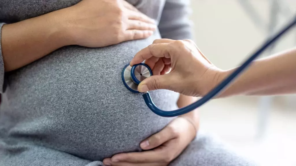 केटी ब्रिट का समर्थन: माताओं के लिए HHS की नई प्रो-लाइफ रिसोर्स साइट