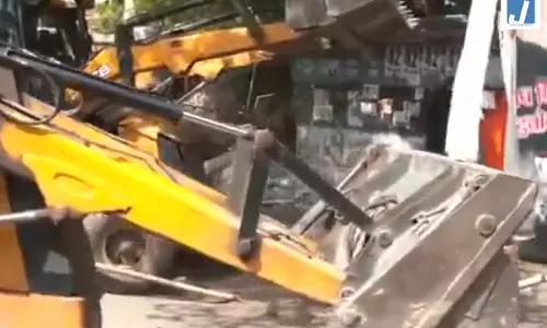 भारी सुरक्षा के बीच कोर्ट के बाहर बने चैंबर्स को हटाया गया, अधिवक्ताओं का विरोध प्रदर्शन भारी सुरक्षा के बीच कोर्ट के बाहर बने चैंबर्स को हटाया गया, अधिवक्ताओं का विरोध प्रदर्शन