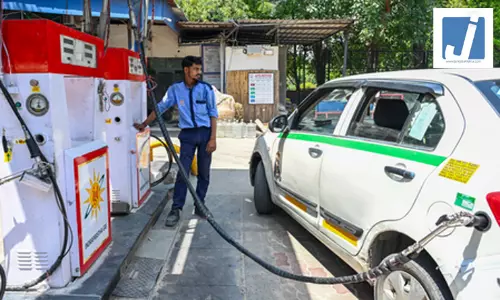 CNG की कीमतें बढ़ने पर कांग्रेस ने सरकार पर साधा निशाना, कहा- महंगाई मैन का चाबुक फिर चला CNG की कीमतें बढ़ने पर कांग्रेस ने सरकार पर साधा निशाना, कहा- महंगाई मैन का चाबुक फिर चला
