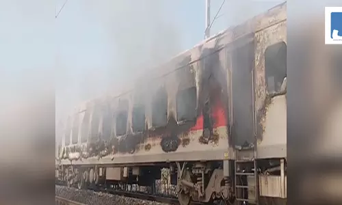 राजधानी एक्सप्रेस में आग: आरपीएफ और रेल कर्मचारियों की त्वरित कार्रवाई से कोच में फंसे 68 यात्रियों की जान बचाई गई राजधानी एक्सप्रेस में आग: आरपीएफ और रेल कर्मचारियों की त्वरित कार्रवाई से कोच में फंसे 68 यात्रियों की जान बचाई गई