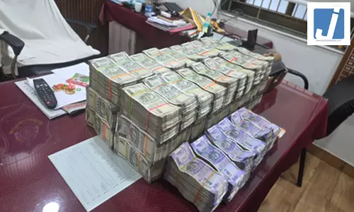 पुलिस ने कार से बरामद की 2.56 करोड़ की नकदी, मचा हड़कंप पुलिस ने कार से बरामद की 2.56 करोड़ की नकदी, मचा हड़कंप