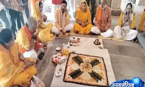MP: भोजशाला में पूजा और अन्य धार्मिक अनुष्ठानों के लिए उमड़े भक्त MP: भोजशाला में पूजा और अन्य धार्मिक अनुष्ठानों के लिए उमड़े भक्त