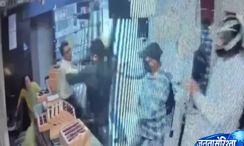 Nashik: नासिक ज्वेलरी स्टोर में लूट, कर्मचारी ने हथियारबंद बदमाशों का पीछा किया Nashik: नासिक ज्वेलरी स्टोर में लूट, कर्मचारी ने हथियारबंद बदमाशों का पीछा किया