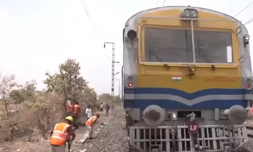 राजधानी एक्सप्रेस आग स्थल पर रिपेयर वैन पलटी, 5 रेलवे कर्मचारी घायल; एक की हालत गंभीर राजधानी एक्सप्रेस आग स्थल पर रिपेयर वैन पलटी, 5 रेलवे कर्मचारी घायल; एक की हालत गंभीर