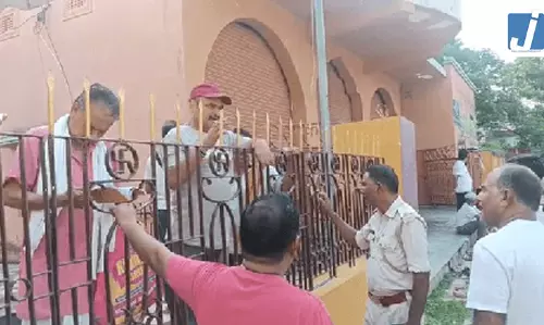 मंदिर में मां पार्वती की मूर्ति क्षतिग्रस्त किए जाने से लोगों में आक्रोश मंदिर में मां पार्वती की मूर्ति क्षतिग्रस्त किए जाने से लोगों में आक्रोश