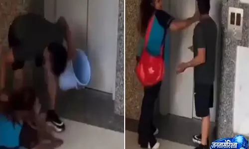 Pune में लिफ्ट विवाद में महिला पर हमला, थप्पड़ और लात के साथ बाल्टी से भी मारा – Video Pune में लिफ्ट विवाद में महिला पर हमला, थप्पड़ और लात के साथ बाल्टी से भी मारा – Video