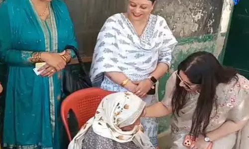 डडौर वार्ड में 96 और 95 वर्षीय बुजुर्ग महिलाओं ने किया मतदान