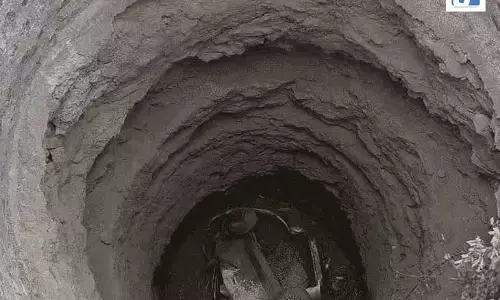 मौत को मात: 35 फीट गहरे कुएं में गिरी कार, ग्रामीणों की सूझबूझ से बची तीन जिंदगी मौत को मात: 35 फीट गहरे कुएं में गिरी कार, ग्रामीणों की सूझबूझ से बची तीन जिंदगी