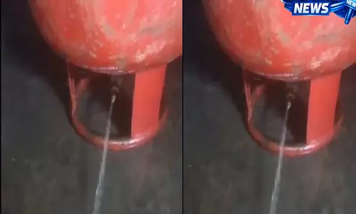 Meerut में ₹2,500 का पानी से भरा LPG सिलेंडर खरीदने के बाद ठगी, वायरल वीडियो ने चिंता बढ़ाई Meerut में ₹2,500 का पानी से भरा LPG सिलेंडर खरीदने के बाद ठगी, वायरल वीडियो ने चिंता बढ़ाई