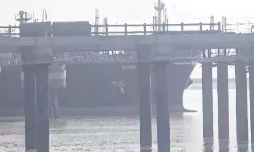 मार्शल आइलैंड्स के झंडे वाला LPG टैंकर सिमी होर्मुज़ जलडमरूमध्य पार करने के बाद कांडला बंदरगाह पर पहुंचा मार्शल आइलैंड्स के झंडे वाला LPG टैंकर सिमी होर्मुज़ जलडमरूमध्य पार करने के बाद कांडला बंदरगाह पर पहुंचा