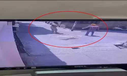LIVE वीडियो...पुलिसकर्मी ने बचाव में चलाई गोली, कैदी की मौत, इलाके में मचा हड़कंप LIVE वीडियो...पुलिसकर्मी ने बचाव में चलाई गोली, कैदी की मौत, इलाके में मचा हड़कंप