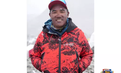 Nepal के एवरेस्ट मैन ने दुनिया के सबसे ऊंचे पर्वत पर 32वीं बार चढ़कर विश्व रिकॉर्ड बनाया Nepal के एवरेस्ट मैन ने दुनिया के सबसे ऊंचे पर्वत पर 32वीं बार चढ़कर विश्व रिकॉर्ड बनाया