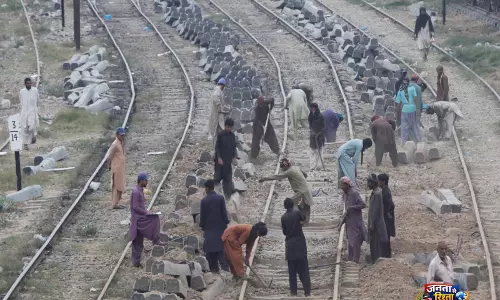 Pakistan Railways के कायाकल्प पर सवाल, कर्मचारियों के 21 अरब रुपये के बकाए का भुगतान अब भी लंबित Pakistan Railways के कायाकल्प पर सवाल, कर्मचारियों के 21 अरब रुपये के बकाए का भुगतान अब भी लंबित
