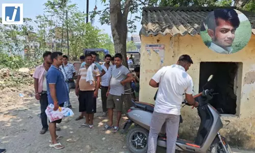 शादीशुदा प्रेमिका से मिलने पहुंचे युवक की पीट-पीटकर हत्या, परिजनों ने दोनों को रंगेहाथ पकड़ा