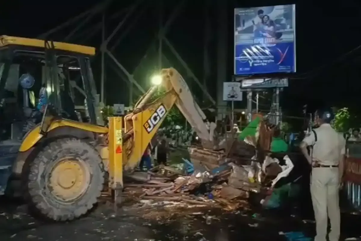 Howrah: 150 अवैध दुकानों पर चला बुलडोजर, मचा हड़कंप Howrah: 150 अवैध दुकानों पर चला बुलडोजर, मचा हड़कंप