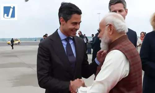 नीदरलैंड दौरे के बाद स्वीडन रवाना हुए प्रधानमंत्री मोदी, पीएम रॉब जेटन ने एयरपोर्ट पर दी खास अंदाज में विदाई नीदरलैंड दौरे के बाद स्वीडन रवाना हुए प्रधानमंत्री मोदी, पीएम रॉब जेटन ने एयरपोर्ट पर दी खास अंदाज में विदाई