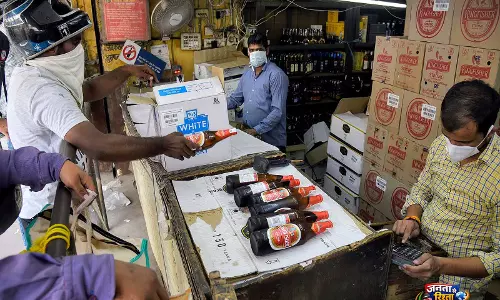 Karnataka ने देश में पहली ‘पेय पदार्थों में अल्कोहल’ शुल्क संरचना लागू की, शराब और बीयर की नई कीमतें घोषित Karnataka ने देश में पहली ‘पेय पदार्थों में अल्कोहल’ शुल्क संरचना लागू की, शराब और बीयर की नई कीमतें घोषित