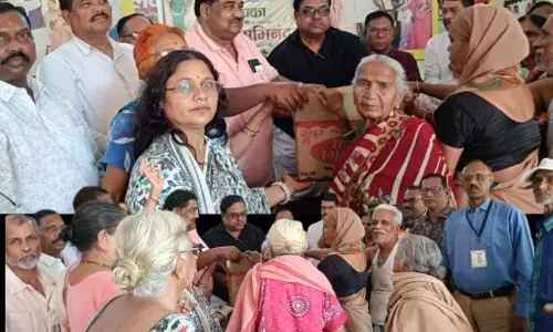 बेसहारा बुजुर्गों को खाद्य सामान का वितरण बेसहारा बुजुर्गों को खाद्य सामान का वितरण