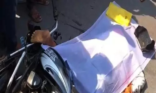 पार्सल कंटेनर ने कुचला, बाइक सवार बुजुर्ग की मौत
