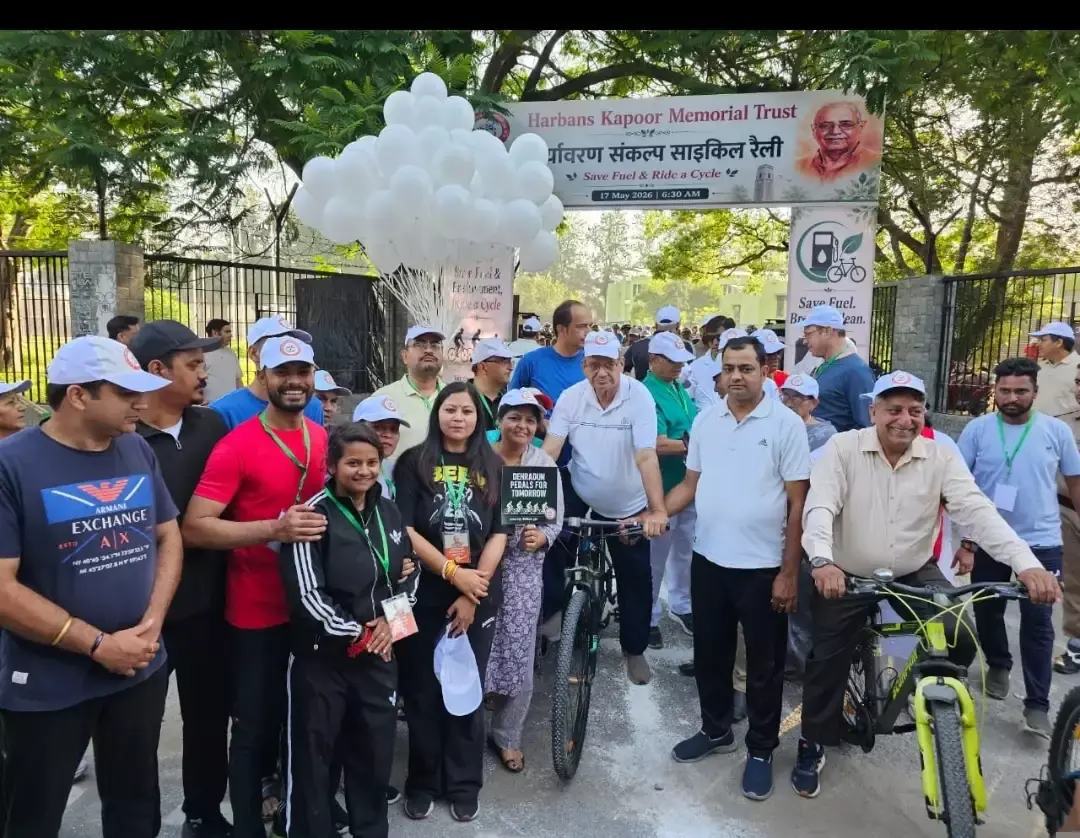 Dehradun: पर्यावरण बचाने के संकल्प के साथ निकली जागरूकता रैली
