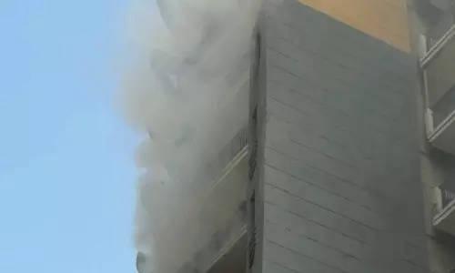 Gurugram: सेक्टर-84 में रिहायशी फ्लैट में आग की घटना Gurugram: सेक्टर-84 में रिहायशी फ्लैट में आग की घटना