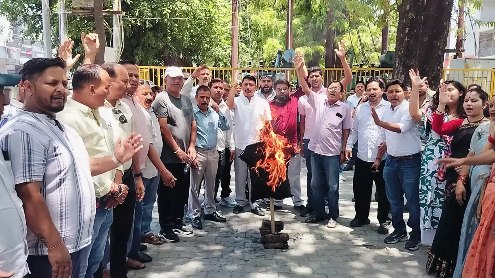 Haldwani: ईंधन कीमतों में बढ़ोतरी के खिलाफ कांग्रेस का प्रदर्शन Haldwani: ईंधन कीमतों में बढ़ोतरी के खिलाफ कांग्रेस का प्रदर्शन