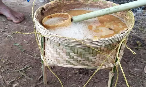 बांस और पत्तों से बने पारंपरिक पात्र में दाल परोसने की अनोखी संस्कृति बांस और पत्तों से बने पारंपरिक पात्र में दाल परोसने की अनोखी संस्कृति