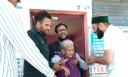 Shimla: शतकवीर बुजुर्गों ने बढ़ाया मतदान का उत्साह Shimla: शतकवीर बुजुर्गों ने बढ़ाया मतदान का उत्साह