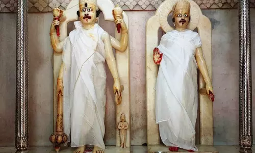 लक्ष्मीनारायण मंदिर में अधिकमास में हुआ मंत्रोच्चार के साथ भगवान का पंचामृत अभिषेक