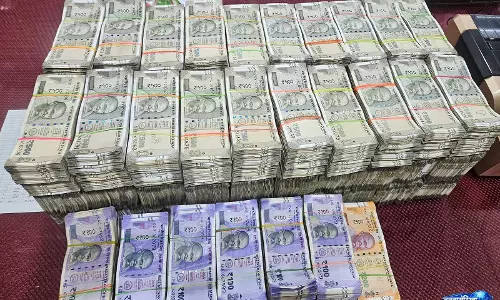 Gujarat Police ने दाहोद में एक कार से 2 करोड़ रुपये से अधिक की बेहिसाब नकदी ज़ब्त की Gujarat Police ने दाहोद में एक कार से 2 करोड़ रुपये से अधिक की बेहिसाब नकदी ज़ब्त की