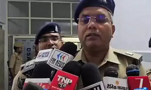 Etah में पुलिस चेकपॉइंट पर फायरिंग के बाद हथियारबंद अपराधी गिरफ्तार, देसी पिस्तौल और बाइक बरामद