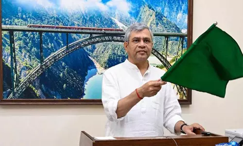 रेल मंत्री अश्विनी वैष्णव ने Bengaluru-मुंबई एक्सप्रेस ट्रेन को वर्चुअली हरी झंडी दिखाई