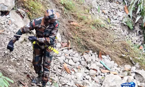 Ramban में ट्रक दुर्घटना के बाद भारतीय सेना के त्वरित बचाव अभियान की स्थानीय लोगों ने सराहना की Ramban में ट्रक दुर्घटना के बाद भारतीय सेना के त्वरित बचाव अभियान की स्थानीय लोगों ने सराहना की