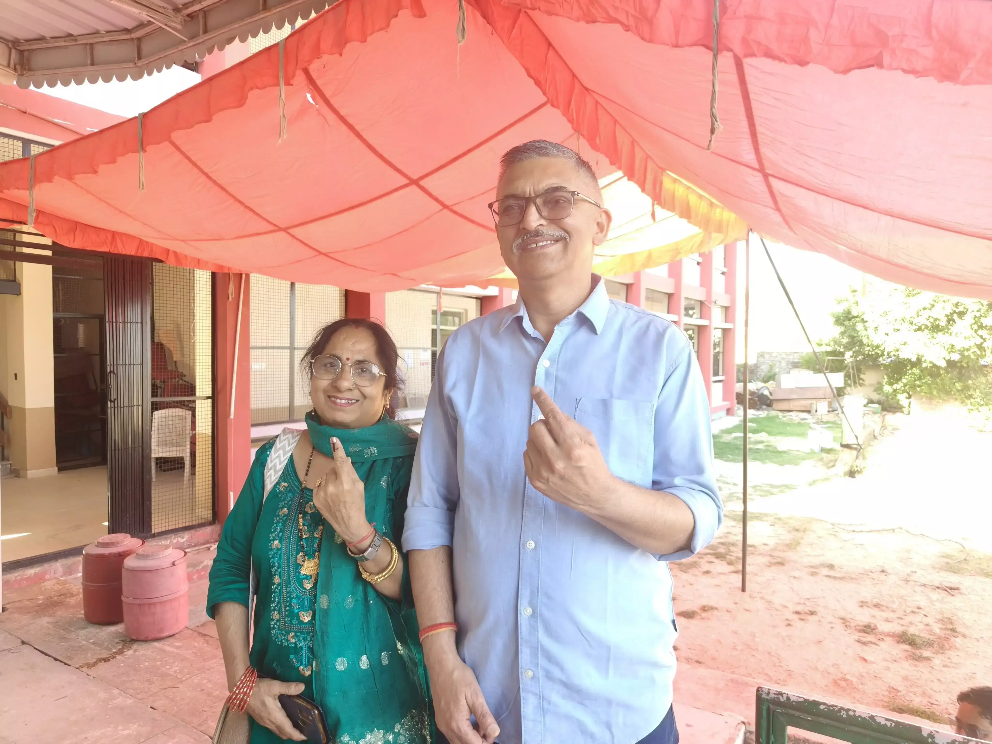 Nahan: विधायक अजय सोलंकी ने मतदान कर लोकतंत्र को मजबूत करने का दिया संदेश Nahan: विधायक अजय सोलंकी ने मतदान कर लोकतंत्र को मजबूत करने का दिया संदेश