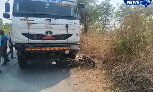 हाईवा ने बाइक सवार को 100 मीटर घसीटा, युवक की दर्दनाक मौत हाईवा ने बाइक सवार को 100 मीटर घसीटा, युवक की दर्दनाक मौत
