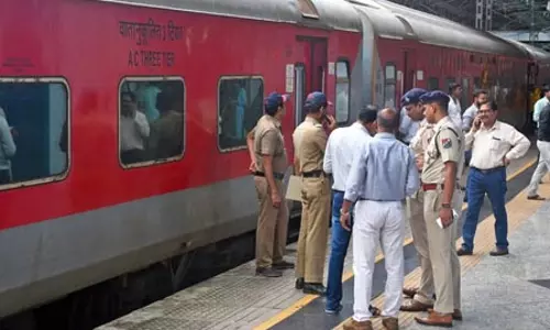 सेंट्रल रेलवे आरपीएफ ने 584 लोगों को परिवारों से मिलाया, 25 यात्रियों की बचाई जान सेंट्रल रेलवे आरपीएफ ने 584 लोगों को परिवारों से मिलाया, 25 यात्रियों की बचाई जान