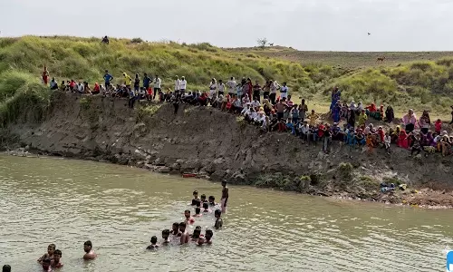 बड़ा हादसा: यमुना नदी में डूबने से 4 युवकों की मौत, दो गंभीर बड़ा हादसा: यमुना नदी में डूबने से 4 युवकों की मौत, दो गंभीर