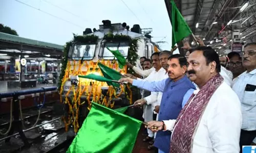 बेंगलुरु-मुंबई एक्सप्रेस का पहला सफर शुरू, कर्नाटक-महाराष्ट्र के बीच मजबूत होगा संपर्क