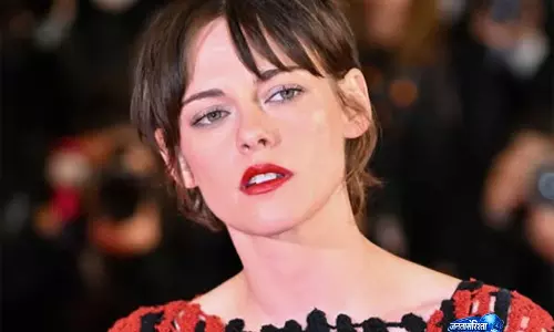 Kristen Stewart ने हॉलीवुड स्टूडियो सिस्टम पर जताई नाराज़गी, बोलीं—“मैं इससे तंग आ चुकी हूं” Kristen Stewart ने हॉलीवुड स्टूडियो सिस्टम पर जताई नाराज़गी, बोलीं—“मैं इससे तंग आ चुकी हूं”