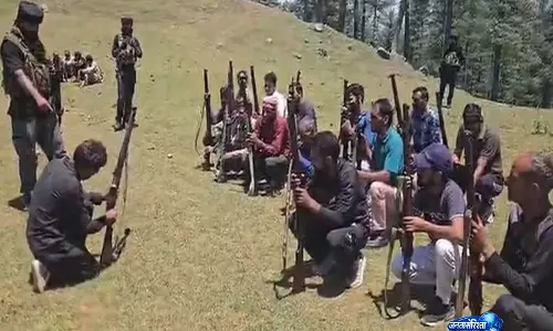 J-K: भारतीय सेना ने अमरनाथ यात्रा से पहले रामबन में ग्राम रक्षा गार्डों को दिया प्रशिक्षण J-K: भारतीय सेना ने अमरनाथ यात्रा से पहले रामबन में ग्राम रक्षा गार्डों को दिया प्रशिक्षण