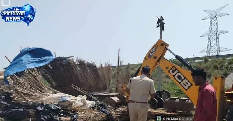 Nuh प्रशासन ने एक्सप्रेसवे के अवैध ढाबे गिराए Nuh प्रशासन ने एक्सप्रेसवे के अवैध ढाबे गिराए
