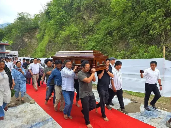 Arunachal: डॉ. बेंगिया टोलुम के पार्थिव शरीर को दफनाया गया Arunachal: डॉ. बेंगिया टोलुम के पार्थिव शरीर को दफनाया गया