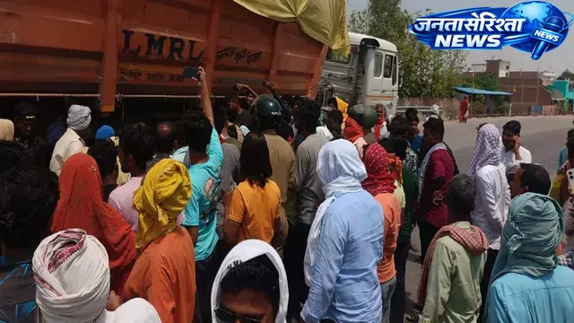 UP : शक्तिनगर मुख्यमार्ग पर भीषण सड़क हादसा, बाइक सवार दंपती की मौत, दो बच्चे सुरक्षित UP : शक्तिनगर मुख्यमार्ग पर भीषण सड़क हादसा, बाइक सवार दंपती की मौत, दो बच्चे सुरक्षित