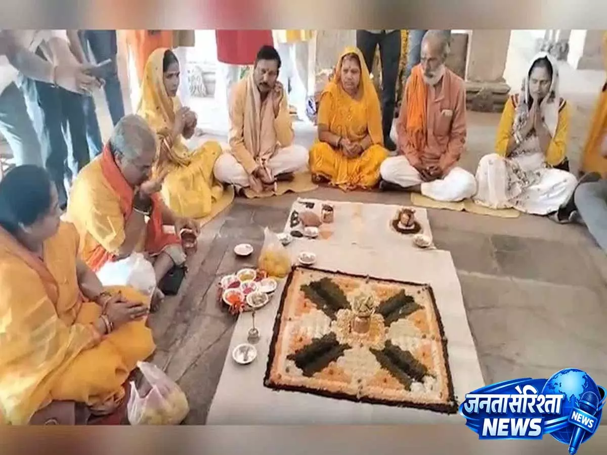 MP: भोजशाला में पूजा और अन्य धार्मिक अनुष्ठानों के लिए उमड़े भक्त MP: भोजशाला में पूजा और अन्य धार्मिक अनुष्ठानों के लिए उमड़े भक्त