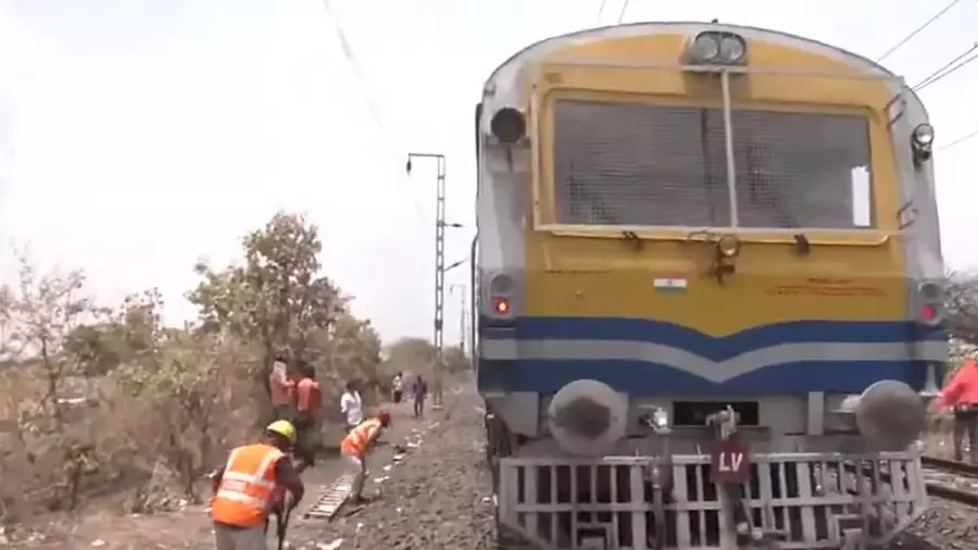 राजधानी एक्सप्रेस आग स्थल पर रिपेयर वैन पलटी, 5 रेलवे कर्मचारी घायल; एक की हालत गंभीर राजधानी एक्सप्रेस आग स्थल पर रिपेयर वैन पलटी, 5 रेलवे कर्मचारी घायल; एक की हालत गंभीर