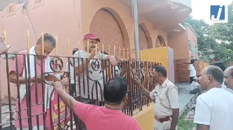 मंदिर में मां पार्वती की मूर्ति क्षतिग्रस्त किए जाने से लोगों में आक्रोश मंदिर में मां पार्वती की मूर्ति क्षतिग्रस्त किए जाने से लोगों में आक्रोश