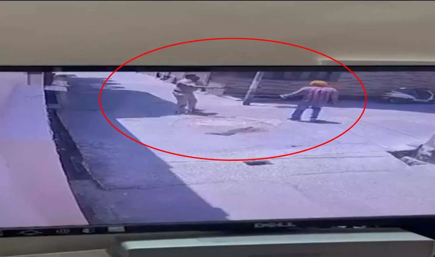 LIVE वीडियो...पुलिसकर्मी ने बचाव में चलाई गोली, कैदी की मौत, इलाके में मचा हड़कंप LIVE वीडियो...पुलिसकर्मी ने बचाव में चलाई गोली, कैदी की मौत, इलाके में मचा हड़कंप