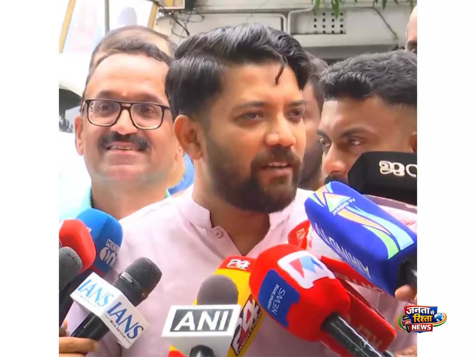 शपथ ग्रहण से कुछ घंटे पहले केरल कैबिनेट की सूची आने की उम्मीद: कांग्रेस MP शफी परम्बिल शपथ ग्रहण से कुछ घंटे पहले केरल कैबिनेट की सूची आने की उम्मीद: कांग्रेस MP शफी परम्बिल